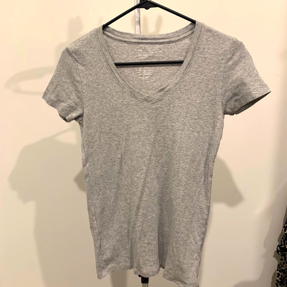 Gap Favorite V-Neck Shirt Size: M